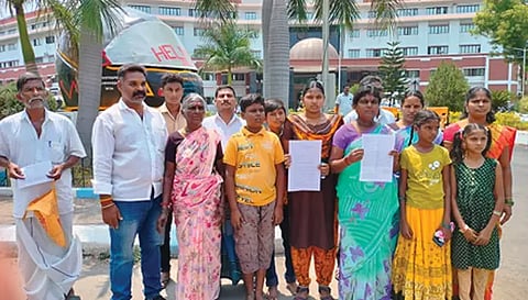 கலெக்டரிடம் மனு கொடுக்க வந்தவர்களை படத்தில் காணலாம்.