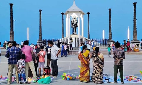 காந்தி சிலை அருகே கடை அமைத்து வியாபாரிகள் நூதன போராட்டம் நடத்திய காட்சி.