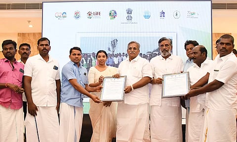 கரை ஒதுங்கிய திமிங்கலத்தை மீட்ட மீனவர்களுக்கு சபாநாயர் ஏம்பலம் செல்வம், அமைச்சர் தேனீ.ஜெயக்குமார் சான்றிதழ் வழங்கிய காட்சி.