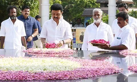 சிங்கப்பூர் புறப்பட்டார் முதலமைச்சர் மு.க.ஸ்டாலின்- அமைச்சர்கள், அதிகாரிகள் வழியனுப்பினர்