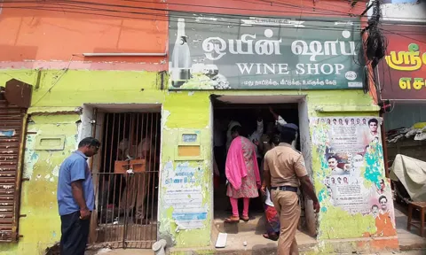 தஞ்சையில் டாஸ்மாக் கடையின் சீலை அகற்றி தடயவியல் நிபுணர்கள் சோதனை செய்த காட்சி.