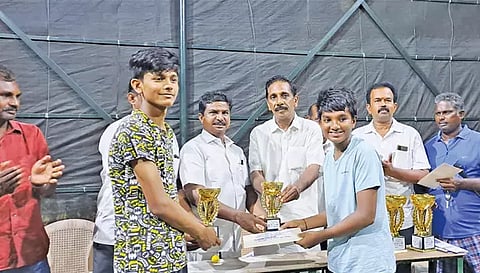 இறகு பந்து போட்டியில் வெற்றி பெற்ற அணிகளுக்கு கபிலர்மலை யூனியன் சேர்மன் ஜே.பி.ரவி பரிசுகளை வழங்கிய போது எடுத்த படம்.