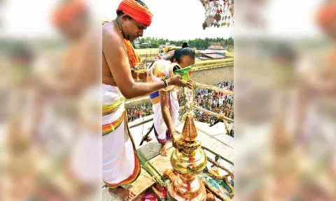 கலசத்திற்கு புனிதநீர் ஊற்றி கும்பாபிஷேகம் நடந்தது.