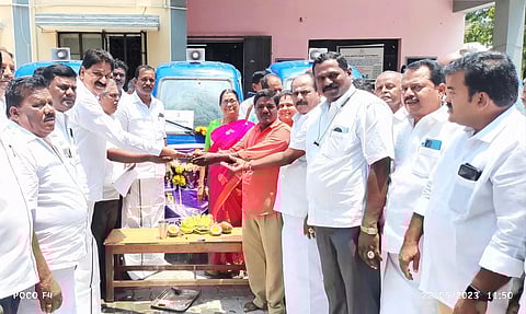 &nbsp;பர்கூர் சட்டமன்ற உறுப்பினர் மதியழகன் ஊராட்சி மன்ற தலைவர்களிடம் வாகனங்களை  வழங்கிய போது எடுத்த படம்.