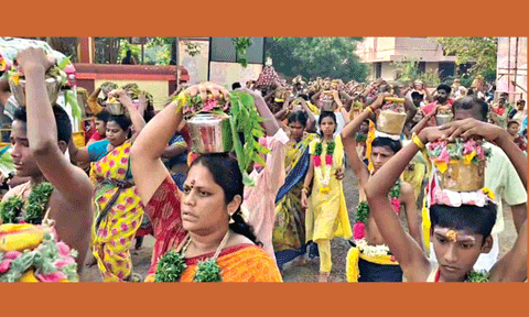 பால்குடம் எடுத்து பக்தர்கள் வழிபாடு
