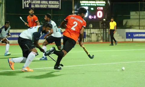 18-வது லீக் ஆட்டத்தில் பெங்களூரு கனரா வங்கி மற்றும் புனே கஸ்டம்ஸ் அணிகள் மோதிய காட்சி.