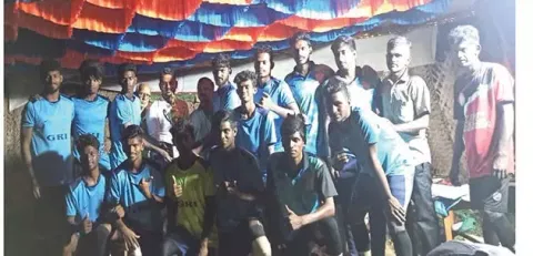 கால்பந்து போட்டியில் வெற்றிபெற்ற அணிகளை படத்தில் காணலாம்.