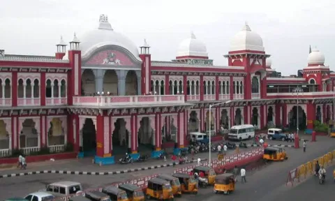 ரூ.734.91 கோடியில் எழும்பூர் ரெயில்நிலையம் சீரமைப்பு: அருகே உள்ள 100-க்கும் மேற்பட்ட வீடுகளை இடிக்கும் பணி தீவிரம்