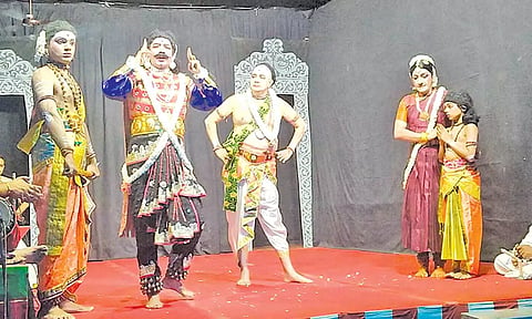 அரிசந்திரா நாடகத்தின் ஒரு காட்சி.