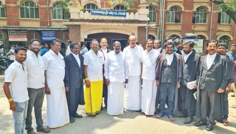 ஜி.கே. மணி எம்.எல்.ஏ., அருள் எம்.எல்.ஏ. உள்பட பா.ம.க. நிர்வாகிகள் கோர்ட்டில் ஆஜர் ஆகிவிட்டு வெளியில் வந்த காட்சி.
