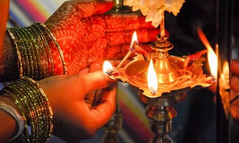 தீபலட்சுமியை வரவழைக்கும் திருவிளக்கு வழிபாடு