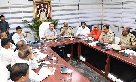 பாதுகாப்பு குறித்து அதிகாரிகளுடன் ஆய்வு கூட்டம் நடந்த காட்சி.