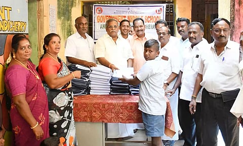 சபாநாயகர் ஏம்பலம் செல்வம் பள்ளி மாணவர்களுக்கு சீருடை வழங்கிய காட்சி.