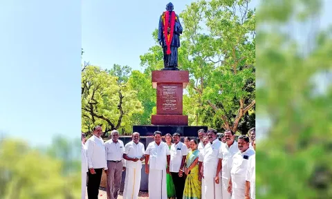 திருச்செந்தூர் ஆதித்தனார் கல்லூரியில் உள்ள சி.பா.ஆதித்தனார் உருவச்சிலைக்கு அமைச்சர் அனிதா ராதாகிருஷ்ணன் மாலை அணிவித்து மரியாதை செலுத்தினார்