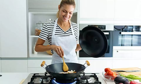 இல்லத்தரசிகளே கேஸ் சிலிண்டர் வேகமா காலியாகுதா? சிக்கனமா பயன்படுத்துவது எப்படினு பார்க்கலாம்...