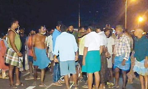 விருத்தாசலத்தில் ரகளையில் ஈடுபட்ட போதை வாலிபர்களுக்கு தர்மஅடி