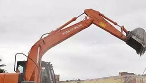 திருவள்ளூர் அருகே காக்களூர் ஏரிக்கரையில் ஆக்கிரமித்து கட்டிய வீடுகள் இடிப்பு-வாக்குவாதம்