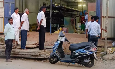 வடிகால் அமைக்கும் பணியை தடுத்து நிறுத்த அதிகாரியிடம் பேச்சு வார்த்தை நடத்திய காட்சி.