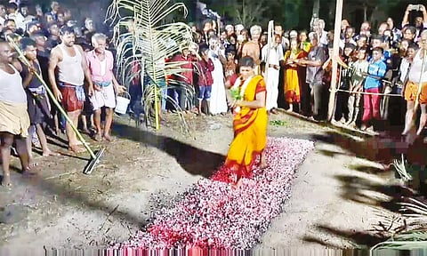 பக்தர் ஒருவர் தீக்குண்டத்தில் இறங்கிய போது எடுத்த படம்.