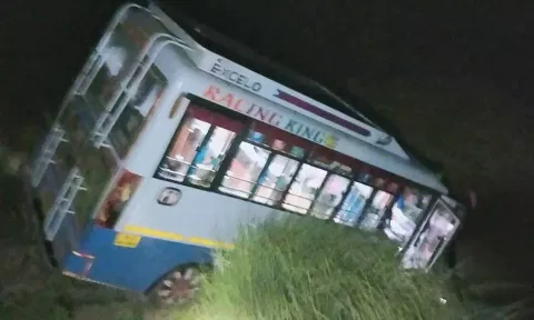 திருச்சி-ராமேசுவரம் தேசிய நெடுஞ்சாலையில் புளியால் பிரிவு சாலையில் விபத்துக்குள்ளான வேன்.