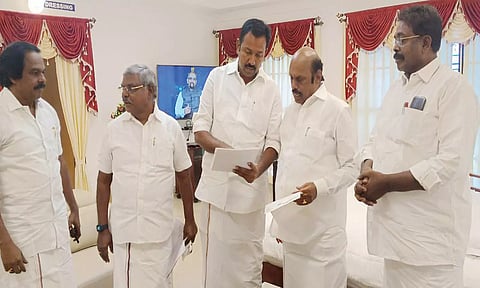 வள்ளவிளை - எடப்பாடு இரவிபுத்தன்துறை சாலையில் கடலரிப்பு தடுப்பு சுவர் அமைக்க வேண்டும்