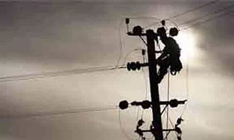 விமான நிலையம் விரிவாக்க பணி: கோவையில் காலி செய்யாத வீடுகளின் மின் இணைப்பு துண்டிப்பு