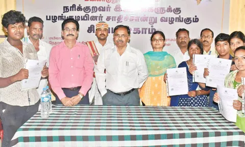 பல்லவராயன்பேட்டையில் நரிக்குறவர் இன மக்களுக்கு பழங்குடியினர் ஜாதி சான்றுகளை கலெக்டர் மகாபாரதி வழங்கினார்.
