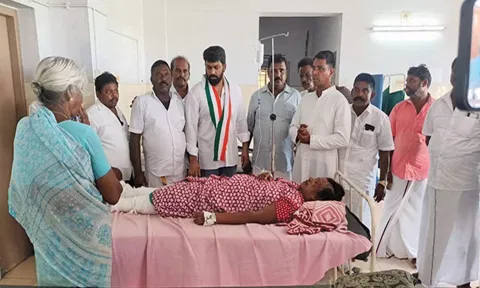 விபத்தில் காயமடைந்து சிகிச்சை பெற்று வரும் பெண்ணை ஊர்வசி அமிர்தராஜ் 
எம்.எல்.ஏ. நேரில் சந்தித்து ஆறுதல் கூறிய காட்சி.