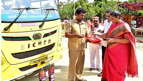 தனியார் பள்ளி வாகனங்களை கலெக்டர் உமா ஆய்வு செய்த காட்சி.