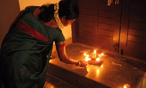 தீபம் ஏற்றும்போது பெண்கள் உடுத்தும் சேலையின் நிறங்களும் அதன் பயன்களும்