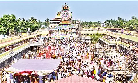 குடமுழுக்கு விழாவில் கலந்து கொண்ட பக்தர்கள் கூட்டத்தின் ஒரு பகுதியினரை படத்தில் காணலாம்.