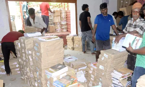 பள்ளிகளுக்கு விலையில்லா நோட்டுகள் அனுப்பும் பணி