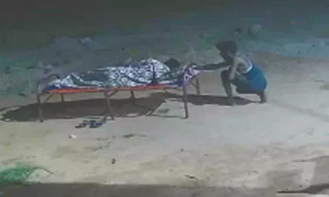 &nbsp;கண்காணிப்புக் கேமராவில் பதிவாகியுள்ள காட்சி.