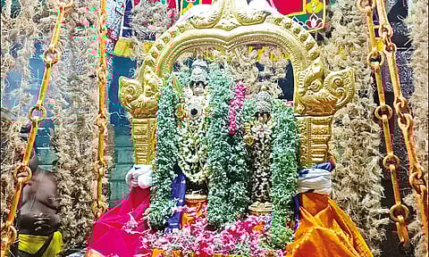 வசந்த மண்டபத்தில் ஊஞ்சலில் அமர்ந்து தெய்வானையுடன் சுப்பிரமணியசாமி அருள்பாலித்த காட்சி.