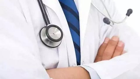 திருவனந்தபுரம் அரசு ஆஸ்பத்திரியில் நோயாளிக்கு சிகிச்சை அளித்த 2 டாக்டர்கள் மீது சரமாரி தாக்குதல்