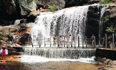 உடுமலை பஞ்சலிங்க அருவிக்கு படையெடுக்கும் சுற்றுலா பயணிகள்