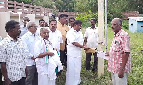 நேரு எம்.எல்.ஏ.  புதிய மின்மாற்றியின் செயல்பாடுகளை தொடங்கி வைத்த காட்சி.