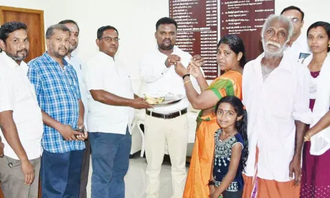 காணிக்கை செலுத்திய நகைக்கு பதிலாக வேறு நகையை பெண்ணிடம் ஒப்படைத்தபோது எடுத்த படம்.&nbsp;