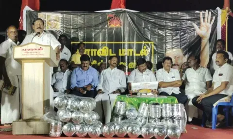 2 ஆண்டு சாதனைகளை விளக்கி டி.ஜே.கோவிந்தராஜன் எம்எல்ஏ மேடையில் பேசிய போது எடுத்த படம்.