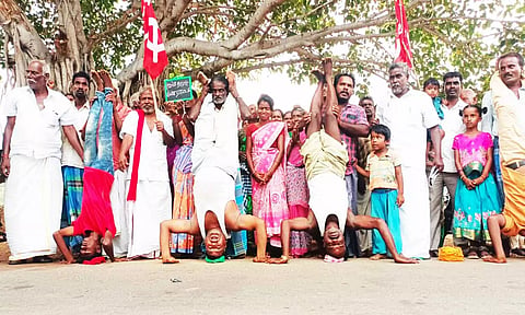 தலைகீழாக நின்று கிராம மக்கள் நூதன போராட்டம்
