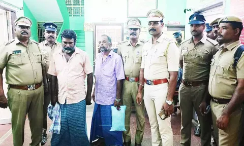 நகை, பணம் திருடிய 2 பேரை படத்தில் காணலாம்.
