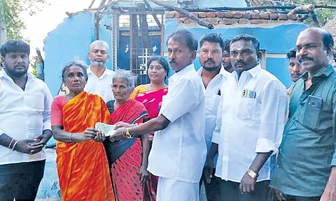 வீடு இழந்து பாதிக்கப்பட்ட குடும்பத்துக்கு நிதிஉதவி வழங்கப்பட்டது.