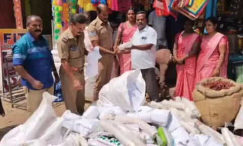 குழித்துறை நகராட்சியில் தடை செய்யப்பட்ட 1 டன் பிளாஸ்டிக் பொருட்கள் பறிமுதல்
