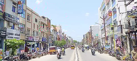 நிழல் தரும் மரங்கள் இல்லாத சாலைகள்