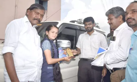 பர்கூர் அரசு பழங்குடியினர் உண்டி உறைவிட மேல்நிலைப்பள்ளியில் பயின்று பிளஸ்-2 பொதுத்தேர்வில் 508 மதிப்பெண் பெற்ற மாணவி ஜோதிகாவை பாராட்டி கலெக்டர் ராஜ கோபால் சுன்கரா நினைவு பரிசு வழங்கினார். அருகில் ஏ.ஜி.வெங்கடாசலம் எம்.எல்.ஏ. உள்ளார்.