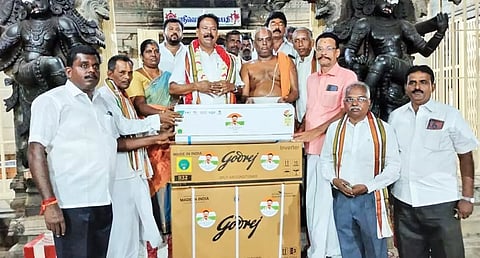 பெருமாள் கோவிலுக்கு ஏ.சி. வாங்கி கொடுத்த ரூபி மனோகரன் எம்.எல்.ஏ.
