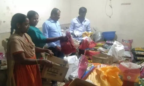 கடைகளில் தடை செய்யப்பட்ட பிளாஸ்டிக் பை பயன்படுத்தப்படுகிறதா? என பவானி நகராட்சி ஆணையாளர் (பொறுப்பு) கதிர்வேல் சோதனை செய்த போது எடுத்த படம்.