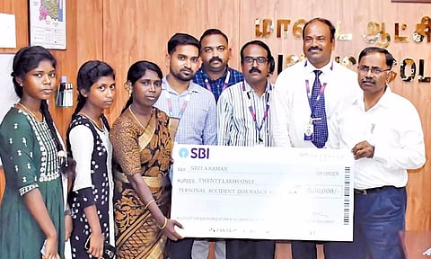 விபத்தில் இறந்தவரின் வாரிசுதாரருக்கு கலெக்டர் மகாபாரதி காப்பீட்டு தொகை வழங்கினார்.