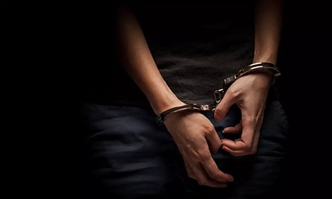 அனுமதியின்றி மதுவிற்றவர் கைது