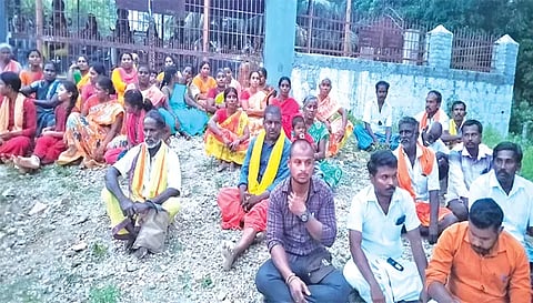 எடப்பாடி அருகே அய்யனாரப்பன் கோவில் பிரதான வாயில் முன் அமர்ந்து போராட்டத்தில் ஈடுபட்டு வரும் பக்தர்கள்